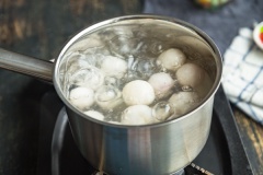 Đổ nhiều nước vào nồi, đun sôi nước rồi thả các viên chè bột lọc vào luộc khoảng 10-15 phút cho đến khi các viên chè bột lọc nổi lên mặt nước và trong suốt là chín rồi nhé!