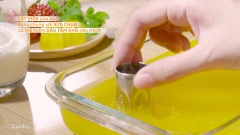 Đổ hỗn hợp ra khay cho vào ngăn mát tủ lạnh khoản 45 phút, đem hỗn hợp ra cắt viên vừa ăn .