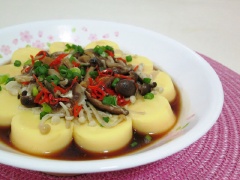 Đậu hũ trứng hấp nấm sốt tương ăn kèm cơm nóng cực hấp dẫn luôn nhé. Đặc biệt phần nước sốt hòa cùng nước nấm ra ngọt lịm và hương đậu hũ thơm lừng càng làm tăng thêm vị giác đấy. Bữa cơm gia đình mà có thêm món đậu hũ hấp này đảm bảo cơm đến đâu là hết đến đó. Chị em nội trợ nhanh tay lưu lại ngay cách làm đậu hũ trứng hấp nấm sốt tương đơn này và mời mọi người cùng thưởng thức nha. Chúc bạn thành công và ăn ngon miệng!