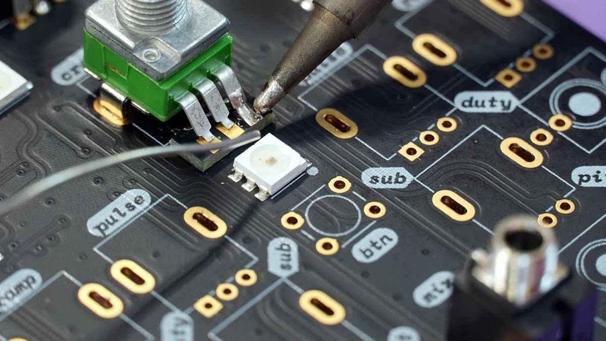 태블릿과 노트북, 휴대용 전자기기 구조 비교