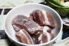 Chặt khúc sườn non, rửa sạch, cho ra đĩa. Rửa sạch cà chua, bỏ cuống rồi cắt múi cau.