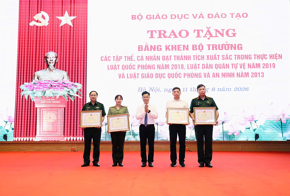 Trường Đại học Tây Bắc vinh dự được Bộ Giáo dục và Đào tạo tặng bằng khen trong công tác Quốc phòng, quân sự và Giáo dục Quốc phòng và An ninh