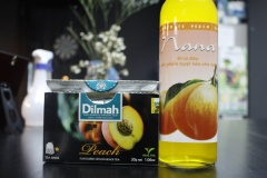 Chuẩn bị tất cả các nguyên liệu. Nấu sôi 80ml nước, khui hộp đào tươi ra để sẵn.