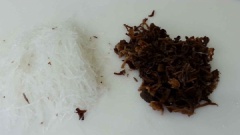 Khổ qua chọn trái dài, cắt khúc ngắn khoảng 3-4cm, nạo bỏ ruột, rửa sạch. Miến và nấm mèo ngâm nở, làm sạch rồi cắt nhỏ.