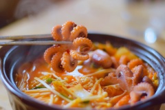 Canh kim chi vừa cay cay, chua chua cùng với dai dai của bạch tuộc sẽ làm bạn ăn hoài không ngán đó.