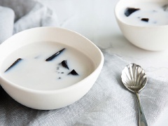 Múc hỗn hợp bột báng, đường trắng vào, chan thêm nước cốt dừa lên trên và thưởng thức!