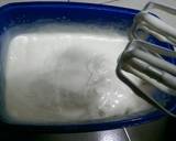 Cứ lần lượt cho kem vào tủ lạnh rồi lập lại công đoạn này khoảng 2-3 lần cho kem thật tơi xốp. Sau đó đậy kín kem rồi cho vào ngăn lạnh thêm 3-4h cho kem đông cứng lại là hoàn tất công đoạn.