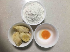 Cho nguyên liệu gồm chuối thái nhỏ, lòng đỏ trứng gà và 200g bột mì vào máy bánh mì. Ủ bột khoảng 30 phút.
