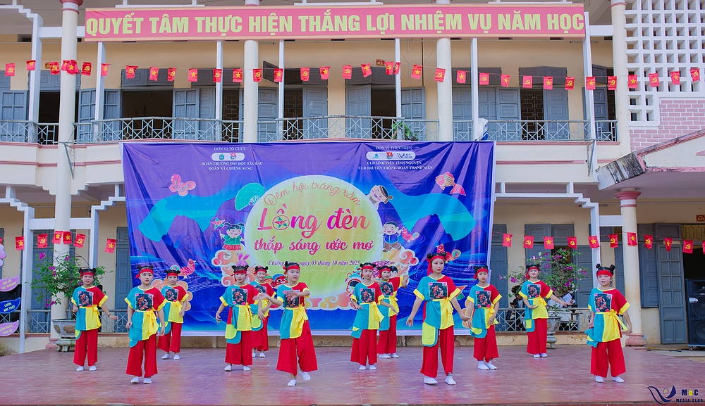Tuổi trẻ Trường Đại học Tây Bắc tổ chức nhiều hoạt động trung thu ý nghĩa cho thiếu nhi