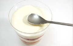 Bây giờ tiến hành đổ khuôn thôi. Xếp xen kẽ 1 lớp dâu với 1 lớp kem như hình bên nhé. Nhớ là phải trát lớp mặt bằng phẳng.