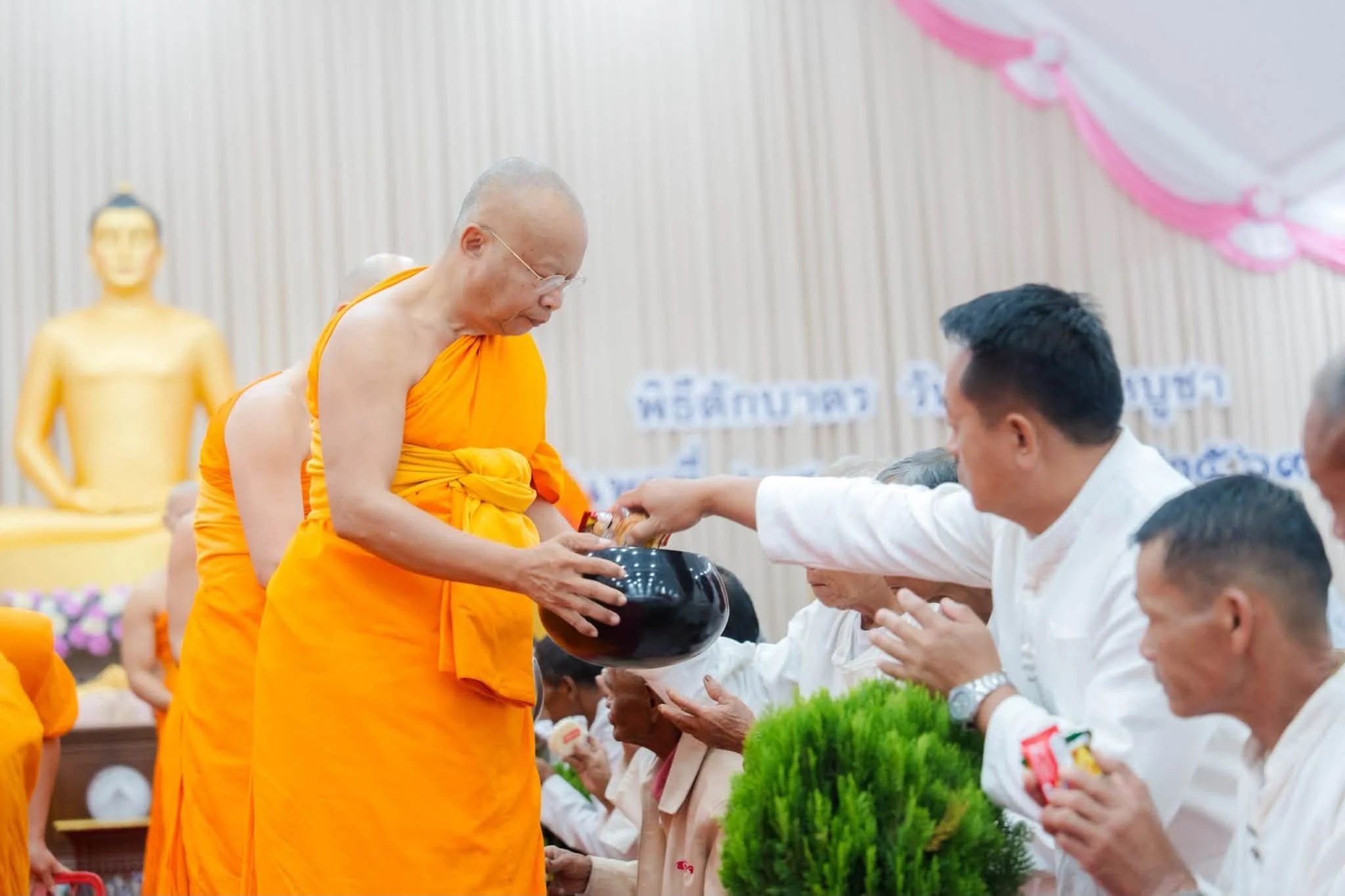 ภาพประกอบ วันอาสาฬหบูชา 2569 …. ฝนตกตั้งแต่เมื่อคืน เมื่อเช้าก็ตกหนักอีก…. คิดไปว่าศรัทธาบ้านขุนจะขึ้นวัดมาทำบุญกันยังไง…แต่ปรากฏว่า ฝนจะตกหนังยังไง ก็ไม่เป็นปัญหาอุปสรรคต่อศรัทธาความเชื่อมั