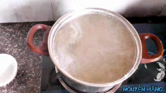 Với 25gr rau câu (loại giòn) mình sử dụng 1.5 lít nước, 500gr đường, cho vào nồi khuấy tan. Sau khi đường tan cho rau câu vào, tiếp tục khyấy liên tục, đun sôi hỗn hợp này trong vòng 5 phút, giữ lửa thật nhỏ không tắt bếp.