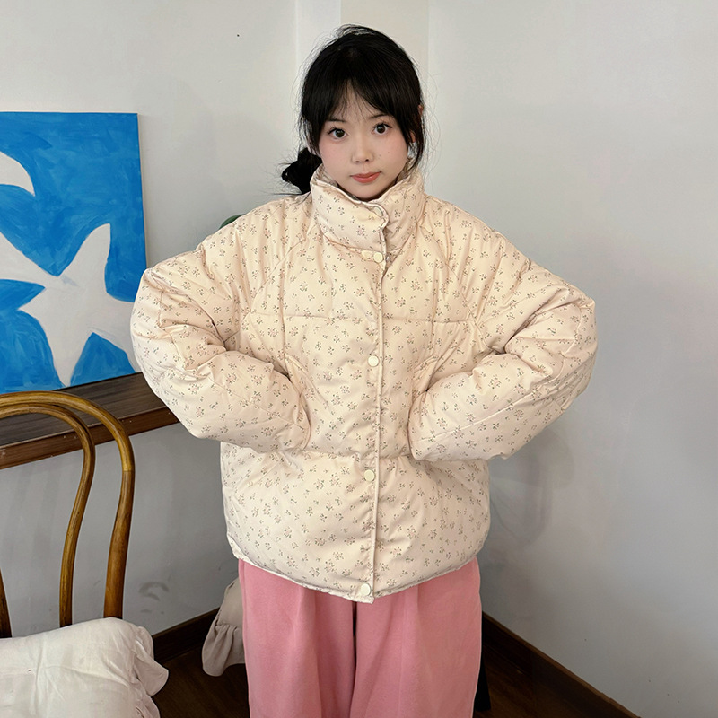 Short women's puffer jacket with floral pattern, oversized fit