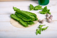 Đậu rồng rửa sạch, bỏ 2 đầu, cắt khúc ngắn. Tỏi bóc vỏ, cắt lát mỏng.