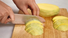 Xoài keo gọt vỏ, cắt khúc vừa ăn. Cóc non bào vỏ, cắt đôi.