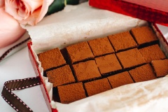 Khi tặng, bạn xếp các viên nama chocolate vào hộp, nhớ lót một lớp giấy nến bên trong trước khi cho chocolate vào nha. Ngày Valentine sắp đến này, bạn có thể làm tặng người thương của mình nè. Cách làm nama chocolate vốn không quá khó và nguyên liệu cũng dễ tìm nữa đó. Đặc biệt nama chocolate thu hút phái nữ nhờ vào hương thơm lừng từ bột cacao phủ bên ngoài, kèm theo vị đắng của chocolate, béo nhẹ của heavy cream nên ăn không tạo cảm giác ngán. Nhanh tay lưu ngay cách làm nama chocolate này bạn nhé.