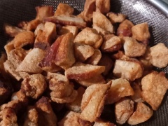 Cho mỡ heo vào nồi hay chảo sâu thắn mỡ heo từ 20-25p cho mỡ heo chảy ra hết và chuyển sang vàng đều thì vớt ra. Mỡ nước các bạn có thể để nguội và cho vào chai lọ cất vào tủ lạnh dùng dần. Chúc các bạn thành công.