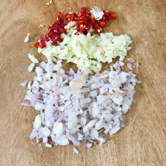 Cách sơ chế nguyên liệu sốt chấm xoài: Đem ngâm tép khô với nước ấm cho nở, sau đó gạn khéo để tép sạch cát và rửa tép vài lần nước cho sạch bụi bẩn, vớt ra vắt sạch nước để riêng. Hành, tỏi, ớt rửa sạch, băm nhỏ. Cho chút dầu ăn vào chảo, đợi dầu sôi cho hành tỏi vào phi vàng và thơm nhưng đừng để cháy quá sẽ bị đắng, tiếp đến là cho ớt băm.