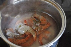 Thịt ba chỉ và tôm rửa sạch. Luộc thịt ba chỉ trước với chút giấm đường rồi vớt ra, thái lát mỏng. Sau đó cho tôm vào luộc chín, vớt ra, lột vỏ, có thể để nguyên con hoặc cắt đôi tùy thích. Rau răm, húng quế rửa sạch, cắt nhỏ.