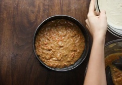 Trong khuôn khoảng 20 cm, đổ 3/4 hỗn hợp bánh cà rốt và trải đều, tiếp theo là 1/2 hỗn hợp bột kem phô mai, sau đó lặp lại với hỗn hợp cà rốt còn lại. Cứ 1 lớp cà rốt, 1 lớp phô mai và phủ lớp cà rốt trên cùng, trải đều.