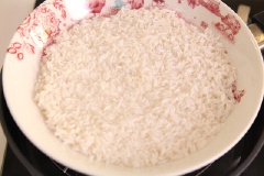 Vo gạo nếp rồi ngâm nước ấm 3 giờ trước khi nấu. Vo gạo tẻ, đổ ra âu lớn, thêm nước sâm sấp mặt gạo rồi cho gạo nếp vào trộn đều. Cho gạo vào nồi hấp chừng 20 phút hoặc cho đến khi xôi chín.