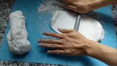 Cán bột ra thành lớp mỏng, dùng khuôn hoặc bất kì đồ dùng nào hình tròn, để cắt bột. Phần rìa bột có thể nhào lại và cắt tiếp.