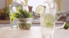 Cho đá vào tới đầy ly, thêm rượu rum và soda vào. Khuấy đều và thưởng thức. Bạn có thể trang trí thêm bằng chanh và lá bạc hà trên miệng ly.