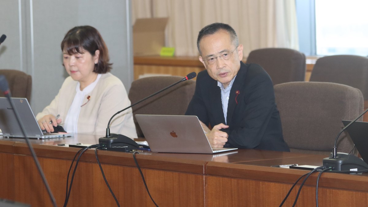 神戸市会の委員会で質疑する堂下豊史