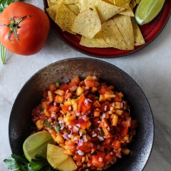 Cho salad ra đĩa và thưởng thức nào. Salad là món ăn bổ dưỡng trong mùa hè, món salad cà chua thơm này độc đáo nhờ kết hợp cà chua, thơm và các nguyên liệu khác tạo nên nhiều màu sắc làm món ăn lạ miệng ngon và hấp dẫn.