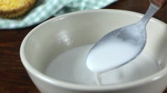 Hoà tan 100gr bột sắn dây với 100ml nước. Bắc nồi lớn, cho vào 1 lít nước, 1 nhánh lá dứa và 200gr đường, khuấy đều đến khi nước sôi và đường tan thì cho vào hỗn hợp nước sắn dây, khuấy đều.