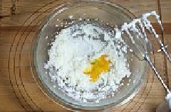 Cho bơ, đường và lòng đỏ trứng gà vào đánh đều. Còn lòng trắng thì để làm phần kem. Trong lúc đánh kem, cho chocolate vào lò vi sóng để cho tan chảy. Sau khi chocolate tan chảy thì cho vào hỗn hợp ở trên và trộn đều.