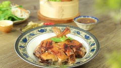 Đùi vịt được nướng chín thơm phức với lớp vỏ ngoài nâu vàng óng ánh, thịt vịt phía trong mềm ẩm đậm đà không còn hôi mùi hôi đặc trưng nữa. Món vịt nướng này ăn với xôi hay cơm đều rất hợp, thêm chút dưa cải chua và rau thơm để bổ sung hương vị là bạn đã có một bữa ăn ngon lành bất ngờ.