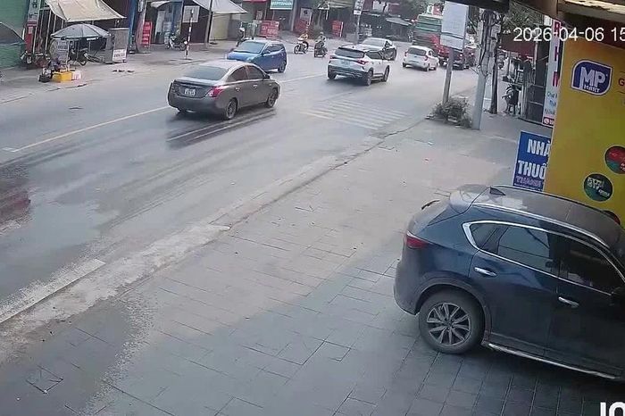 Video giao thông Clip: Xe tải đâm dồn toa 4 ô tô con - Báo Tiền Phong