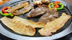 Khi thịt chín thì trở mặt, phết thêm 1 lớp gia vị hoàn chỉnh Barona nướng Nhật Yakiniku để thịt và rau củ được thấm hơn.