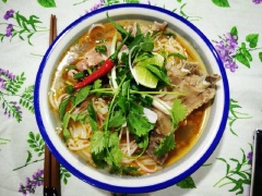 Cho hành ngò, ớt lên ăn nóng.