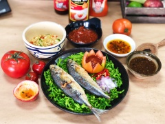 Sau khi hoàn thành bộ 4 loại sốt trên, vẫn còn phần nguyên liệu không thể thiếu cho món ăn tròn vị là bông thiên lý. Với bông thiên lý chỉ cần chần qua nước muối sôi cho chín rồi vớt ra cho ráo nước để ăn kèm với món cá hấp chiên cho đỡ ngán.