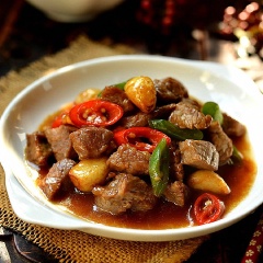 Bò rim tỏi ớt với phần thịt bò cắt miếng vuông to nhưng vẫn giữ được độ mềm ngọt nên ăn rất đã. Phần nước sốt đậm đà rưới lên trên cơm trắng ăn kèm miếng thịt ngọt mềm hấp đãn cực kỳ.