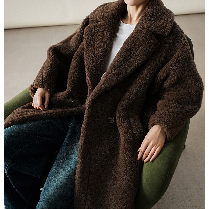 High-quality women's coat made of virgin wool and camel hair