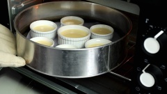 Lọc hỗn hợp flan qua rây lọc. Sau đó đổ vào từng khuôn sứ có caramel. Tiếp theo, đổ nước sôi vào khay đựng và cho vào lò nướng cách thuỷ ở nhiệt độ 170 độ trong khoảng 20-25 phút.