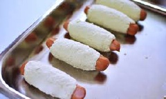 Lấy từng cái xúc xích ra, nắm đậu hũ bao bên ngoài xúc xích, chừa 1 chút ở hai đầu.
