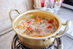 Để món tôm chiên giòn lâu thì bạn nên tiến hành chiên lần 2. Đợi tôm chiên lần 1 hơi nguội thì đổ hết các tôm chiên lần 1 vào nồi dầu nóng, vặn to lửa chiên cho tôm giòn, màu vàng cam thì vớt ra để ráo dầu.