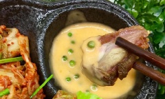 Đem chặt nhỏ thịt chân giò đã chiên giòn, bàu trí ra đĩa, chấm cùng các loại sốt ứa thích. Sốt đơn giản nhất là bạn có thể hoàn mayonnaise với tương ớt nhé! Hoặc có thể chấm cùng nước mắm chua cay, mặn ngọt tùy khẩu vị.