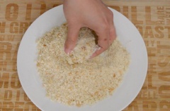 Sau 1 giờ, múc hỗn hợp vê thành những viên nhỏ. Sau đó lần lượt lăn bánh qua bột chiên giòn cho áo đều rồi nhúng vào trứng đã đánh tan, lăn qua bột chiên xù. Làm tương tự cho hết nguyên liệu. Đun nóng nhiều dầu ăn trong nồi, thả các viên bánh tôm vào chiên chín giòn, ngã màu vàng cam thì vớt ra để ráo dầu.