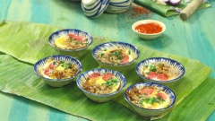 Thưởng thức từng chén trứng cút nướng với nước mắm tắc chua ngọt hấp dẫn, thơm mùi tiêu. Món chén trứng cút nướng đặc biệt thích hợp vào những ngày tụ tập bạn bè hay quây quần gia đình vì sự thú vị khi tất cả mọi người cùng nướng từng chén trứng, cho từng loại topping mà mình yêu thích. Cuối tuần này làm ngay tại nhà mà không cần ra ngoài tiệm nữa nhé, cực kỳ vui và an toàn vệ sinh nữa đó.