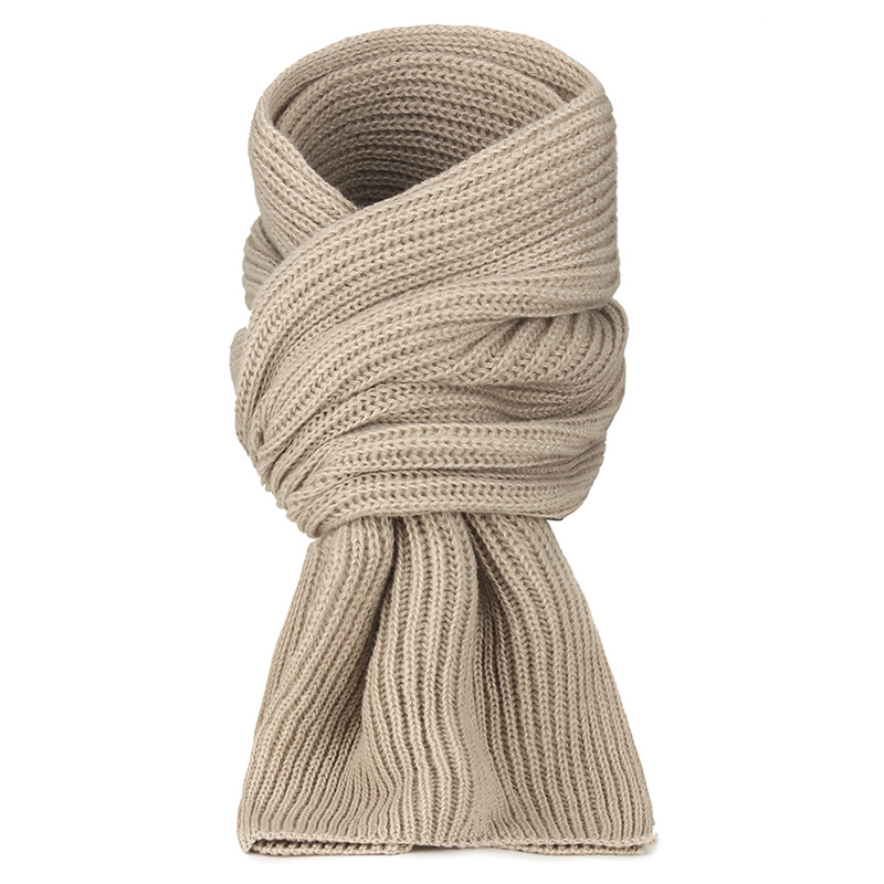 Strickmütze und langer Schal im Set