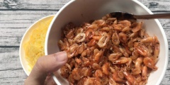 Rửa sạch tép với nhiều nước, đun nóng dầu ăn, cho tép sông vào rim, nêm nếm vừa ăn. Khi thấy tép đỏ đều và ngấm vị thì tắt bếp.