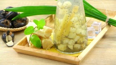 Khi nước mía lau củ năng nguội hẳn ta cho phần hạt chia đã ngâm vào khuấy đều. Để nước mía lau củ năng hạt chia nguội rồi để tủ lạnh. Nước mía lau uống nguyên chất không cần thêm đá cũng ngon nhé. Trời bắt đầu vào hè nên cơ thể dễ bị mất nước. Cách làm nước mía lau không khó, làm ngay mời cả nhà giải nhiệt nhé.