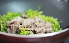 Cuối cùng cho thịt bò vào, đảo đều rồi tắt bếp. Cho món ăn ra đĩa, cùng quây quần bên bữa cơm gia đình với món ăn này nhé!