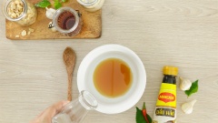 Pha nước mắm cho món bún: chuẩn bị 1 chiếc tô, cho vào đây 2 muỗng canh nước mắm Maggi, 2 muỗng canh nước lọc, 3 muỗng canh đường và 1 muỗng canh bột chanh Maggi, khuấy đều cho hỗn hợp nước mắm hòa quyện vào nhau. Tiếp theo cho thêm 5gr tỏi băm, 5gr ớt sừng băm rồi khuấy đều là hoàn tất phần nước mắm.