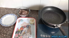 Cách làm bánh cuốn nóng bằng chảo không dính: Chuẩn bị 1 cái chảo không dính để đổ bánh. Ta cho 1 ít dầu còn lại vào chảo xong dùng khăn giấy lau khô. cho 1 vá bột vào nhanh tay tráng cho đều hết mặt chảo (thao tác nhanh kẻo bánh dính lại 1 cục không được đều), đậy nắp lại, chờ khoảng 10-15 giây là bánh chính, úp ngược cái chảo vào cái mâm là bánh sẽ ra. Làm tương tự cho đến hêt phần bột mà mình chuẩn bị nhé.